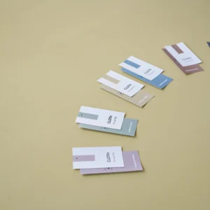 Distintas opciones de marca en papel, sobre un fondo cafe
