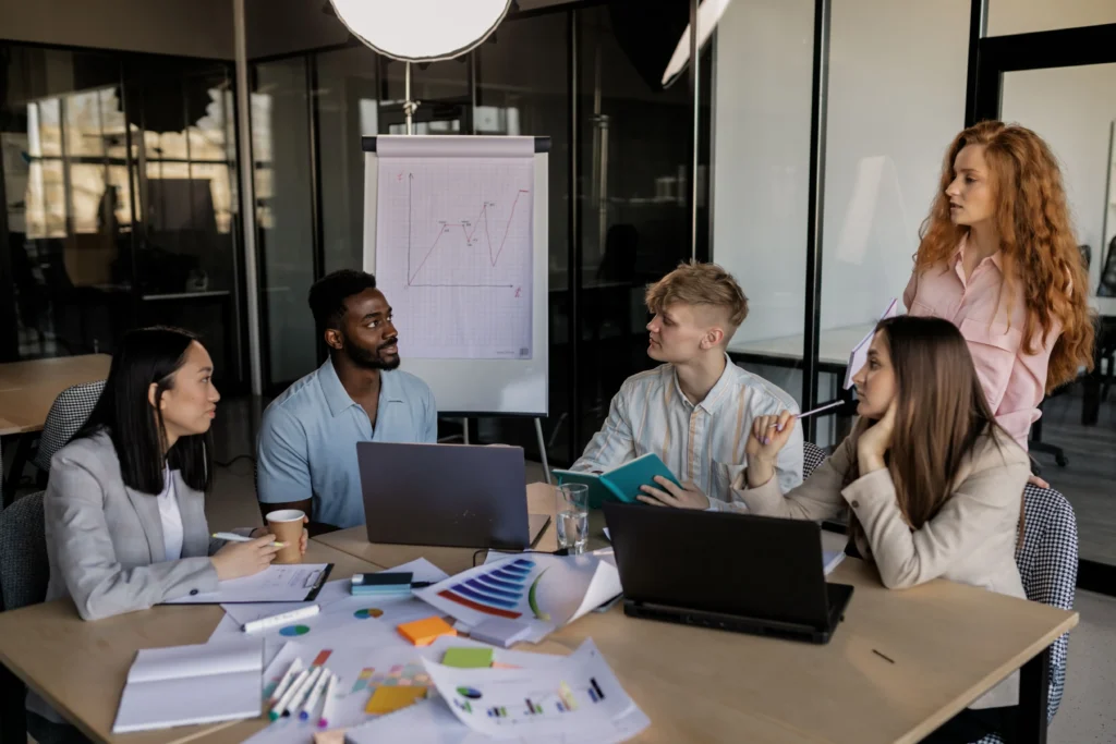 Un equipo de creativos reuniendose para discutir algo
