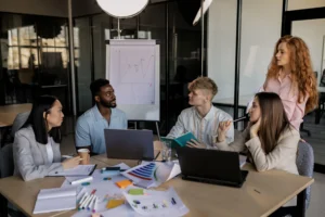 Un equipo de creativos reuniendose para discutir algo