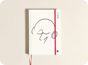 Cuaderno sobre fondo beige