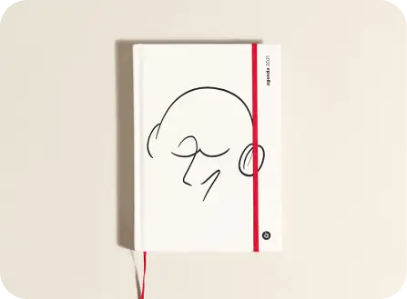 Cuaderno sobre fondo beige